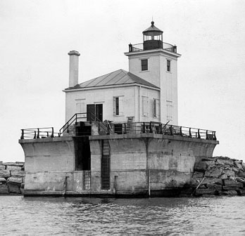 1934 Oswego West Pierhead Lighthouse (Courtesy U.S. CG)