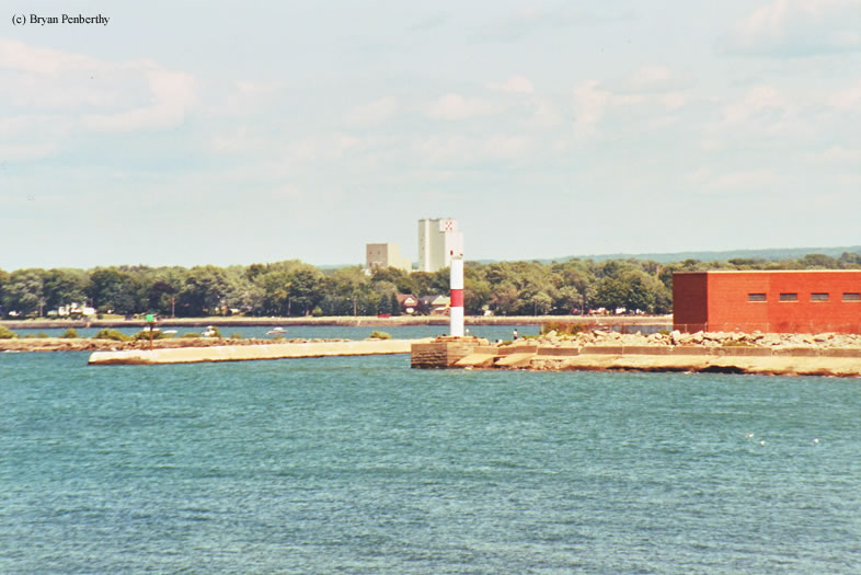 Photo of the Dunkirk Pierhead Lighthouse.