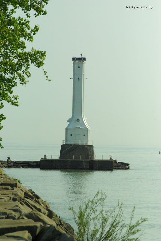 Photo of the Huron Harbor Pierhead Lighthouse.