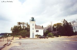 The complete lighthouse from the parking lot.